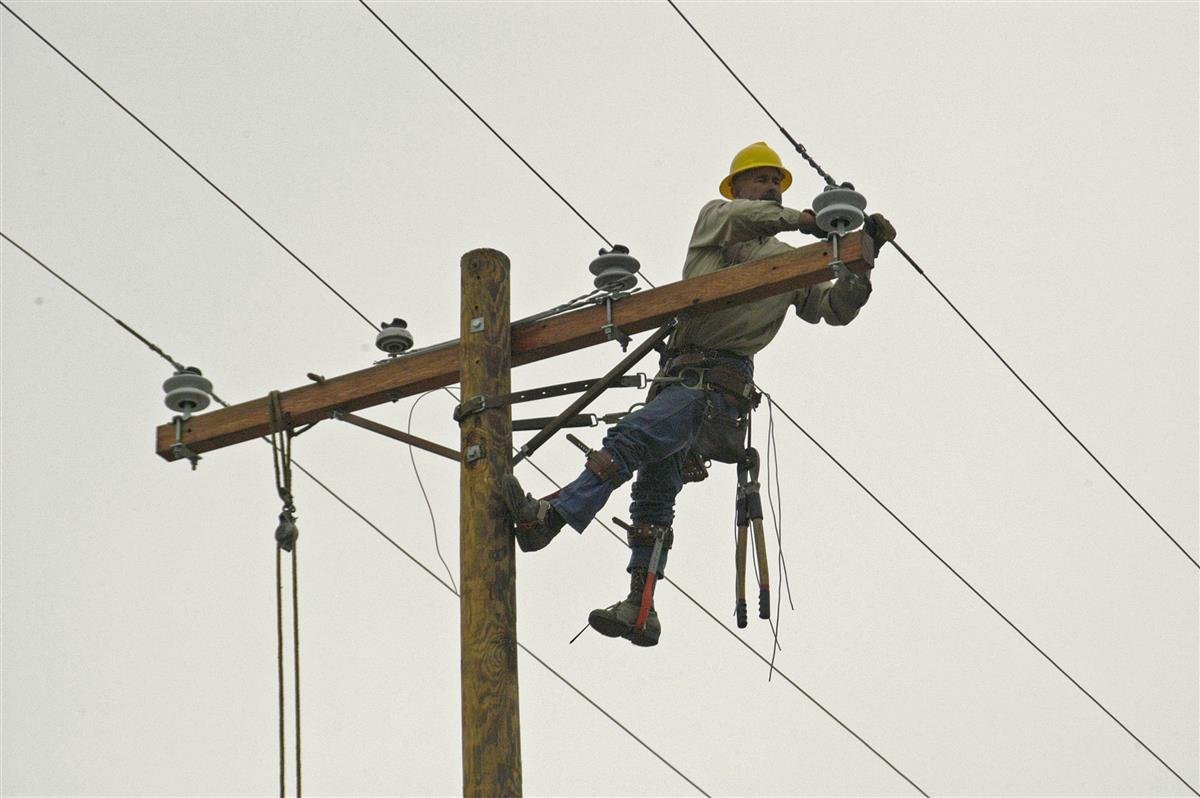 Licensed Electrician Performing Emergency Repairs in Spokane Valley, WA